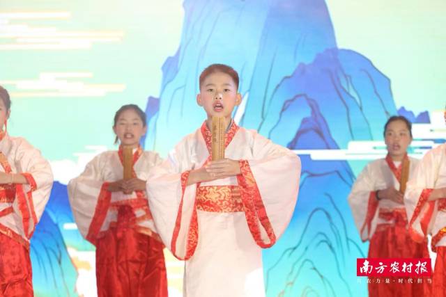 诵读表演《诗润童心梦-弟子规》，童音朗朗，古韵润泽童心。