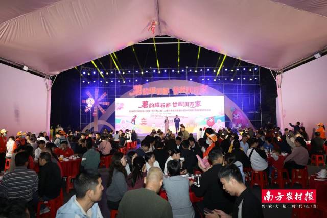 乡亲围坐品“村碗”,共享“村晚”夜