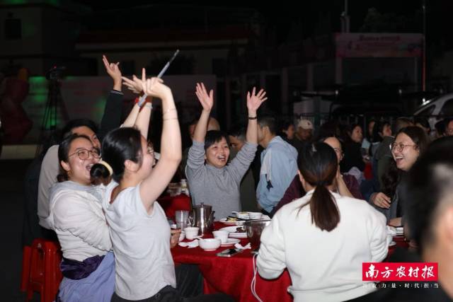 台下观众喝彩连连