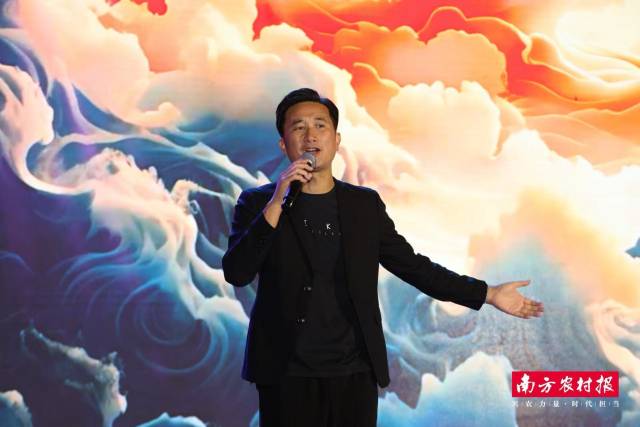 一首耳熟能详的《中国人》，点燃全场氛围。