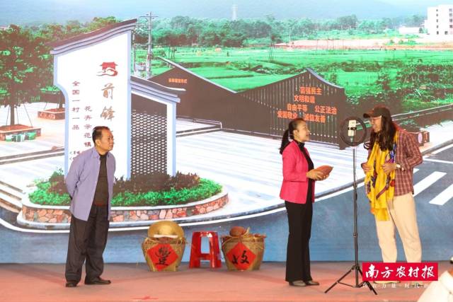 小品《直播卖番薯》以幽默诙谐的方式展现卖番薯生活场景。