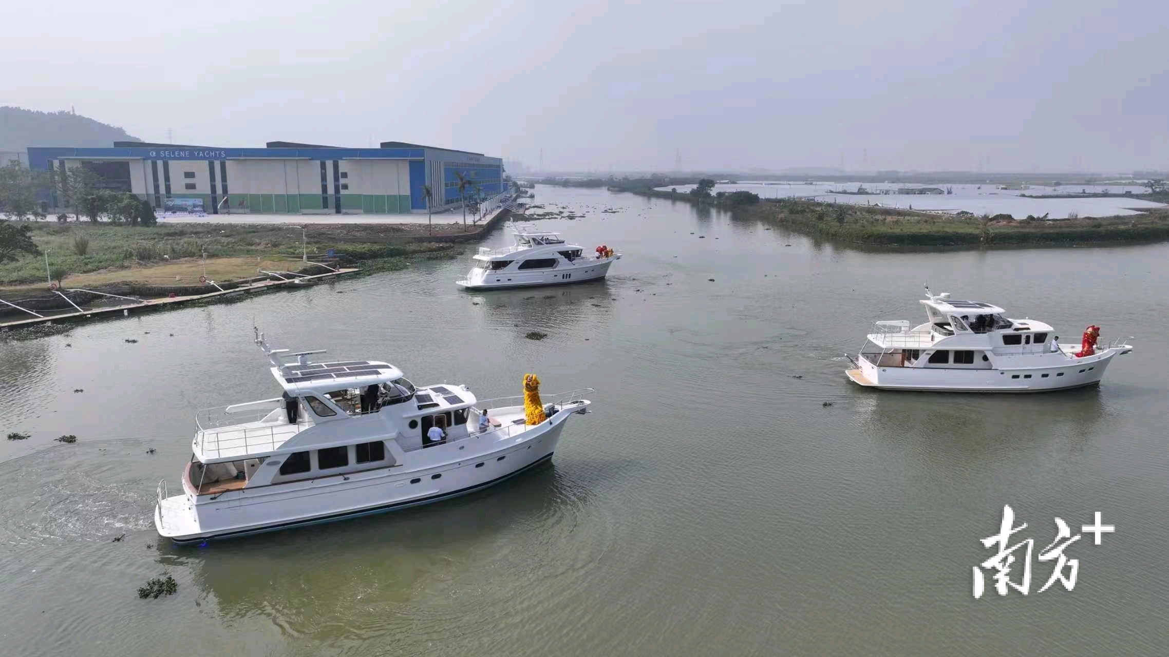 三艘高端游艇下水试航。