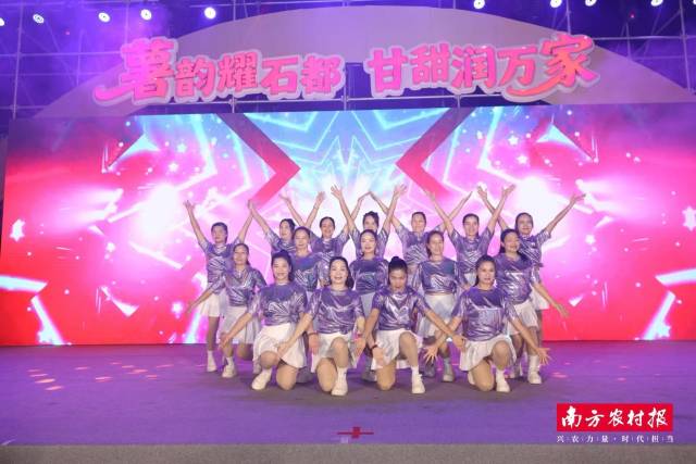 广场舞《舞动中国》，欢腾舞步跃动时代节拍，激情洋溢新风采。