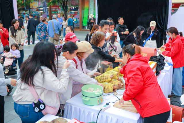 湾区市民争相品尝桂林香芋。