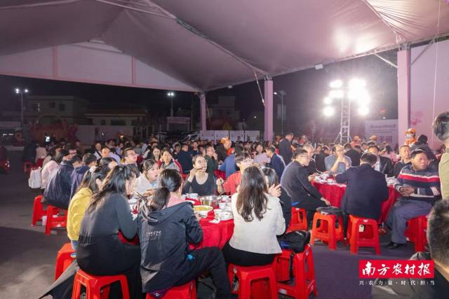 现场观众享受“村碗”美味。