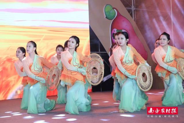 舞蹈《五谷丰登》，金穗摇曳舞丰年。