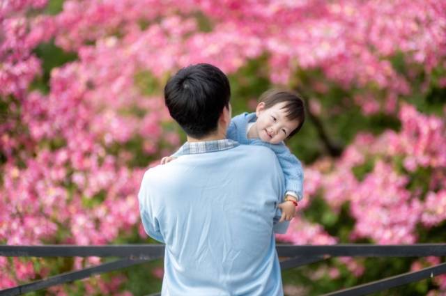 广州，游客在粉色花海中打卡。南方+拍客 李汉晖 摄