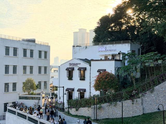 孙文西路步行街上，昔日被树木和杂草包围的老民房，如今成为游客纷至的网红咖啡店。（受访者供图）