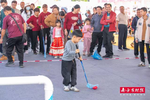 萌娃上阵，曲棍球比赛现场备受关注。