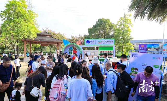 户外品鉴区，先正达带来多款蔬菜新品种给参会者现场品鉴，吸引大家驻足围观。
