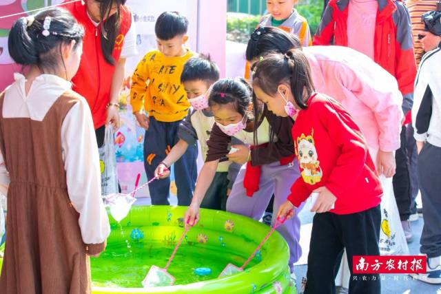 捞鱼游戏深得孩童欢心。