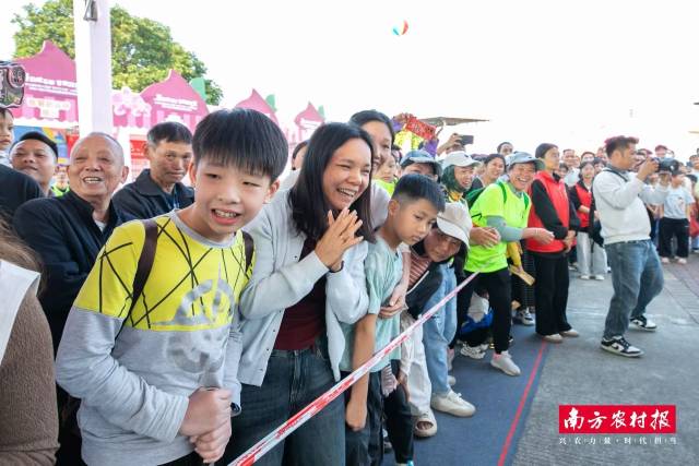 场外全情投入的观众不失为一道风景线。