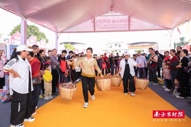 现场的围观呐喊，助力选手加速向前。