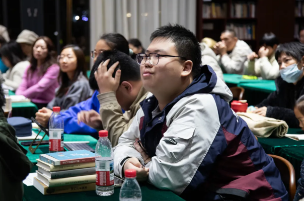 李冬阳在认真听讲。 李冬阳在认真听讲。