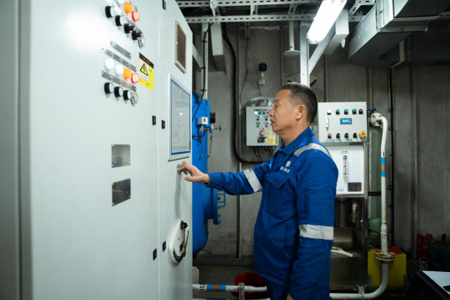 盛松江每天都要将平台上的设备仔细巡检一遍。