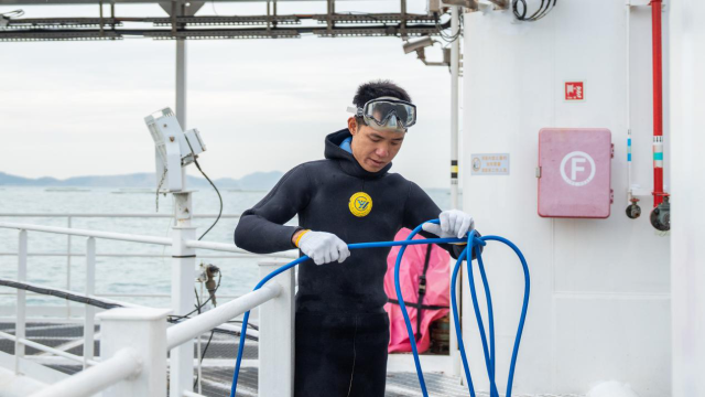 黄锦尧正在进行潜水前的准备。