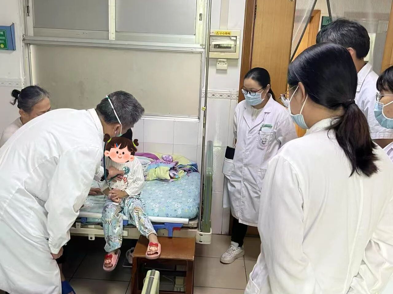 依托“广东省名中医工作室”“医教研战略合作”等项目,顺德区中西医结合医院实现优质智力资源下沉和“传帮带”。 受访者 供图 依托“广东省名中医工作室”“医教研战略合作”等项目,顺德区中西医结合医院实现优质智力资源下沉和“传帮带”。 受访者 供图