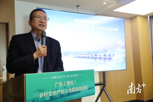 潮州市工艺美术协会会长李炳炎发言。