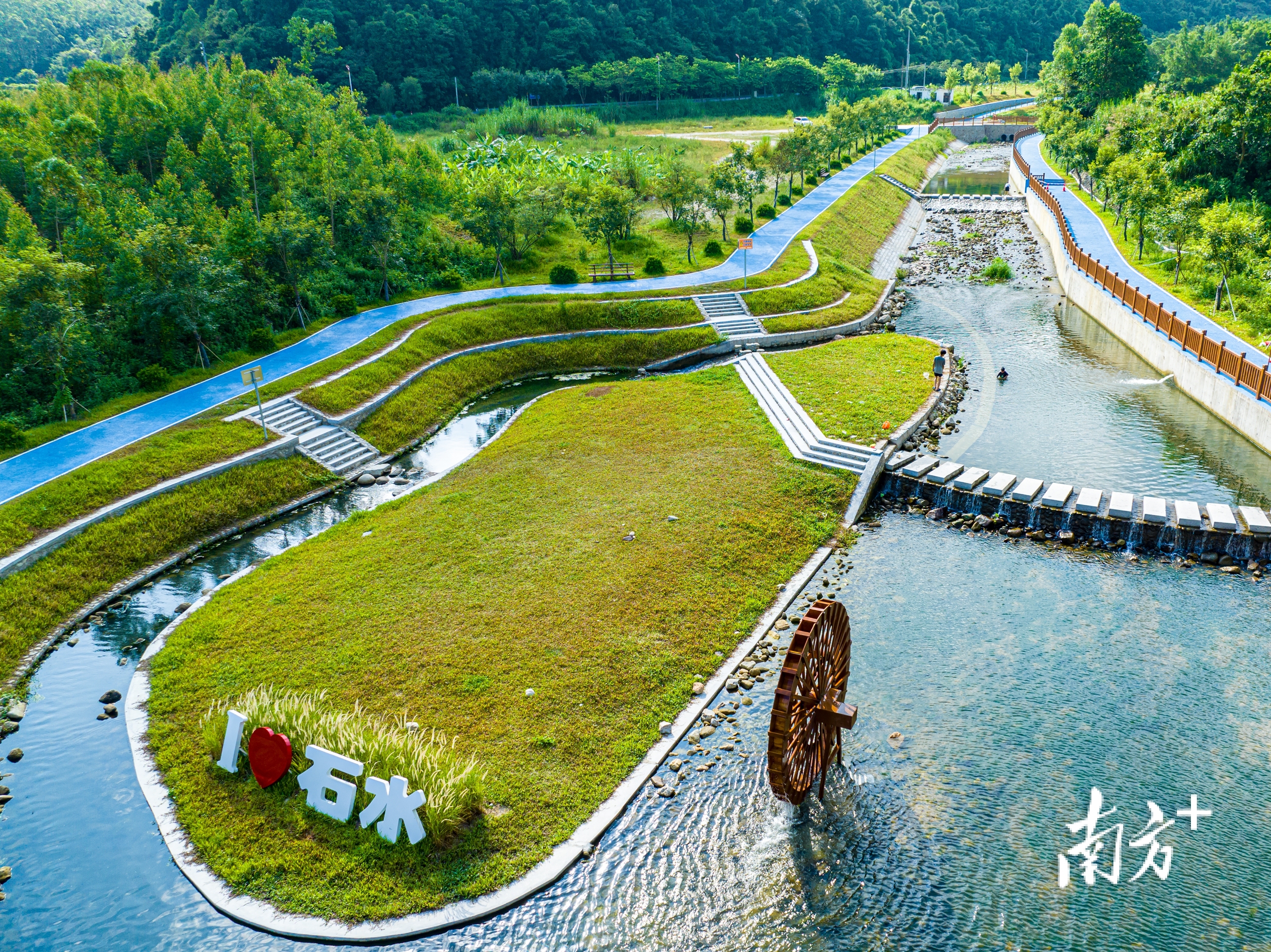 广东省首单生态清洁小流域水土保持生态产品价值转化交易在石水村签约。 杨和供图 广东省首单生态清洁小流域水土保持生态产品价值转化交易在石水村签约。 杨和供图