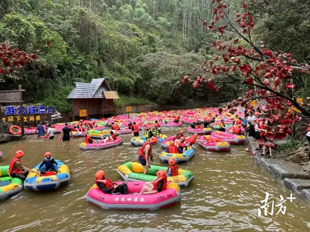 游龙峡漂流成为珠三角地区户外探险爱好者的热门目的地。 杨和供图 游龙峡漂流成为珠三角地区户外探险爱好者的热门目的地。 杨和供图
