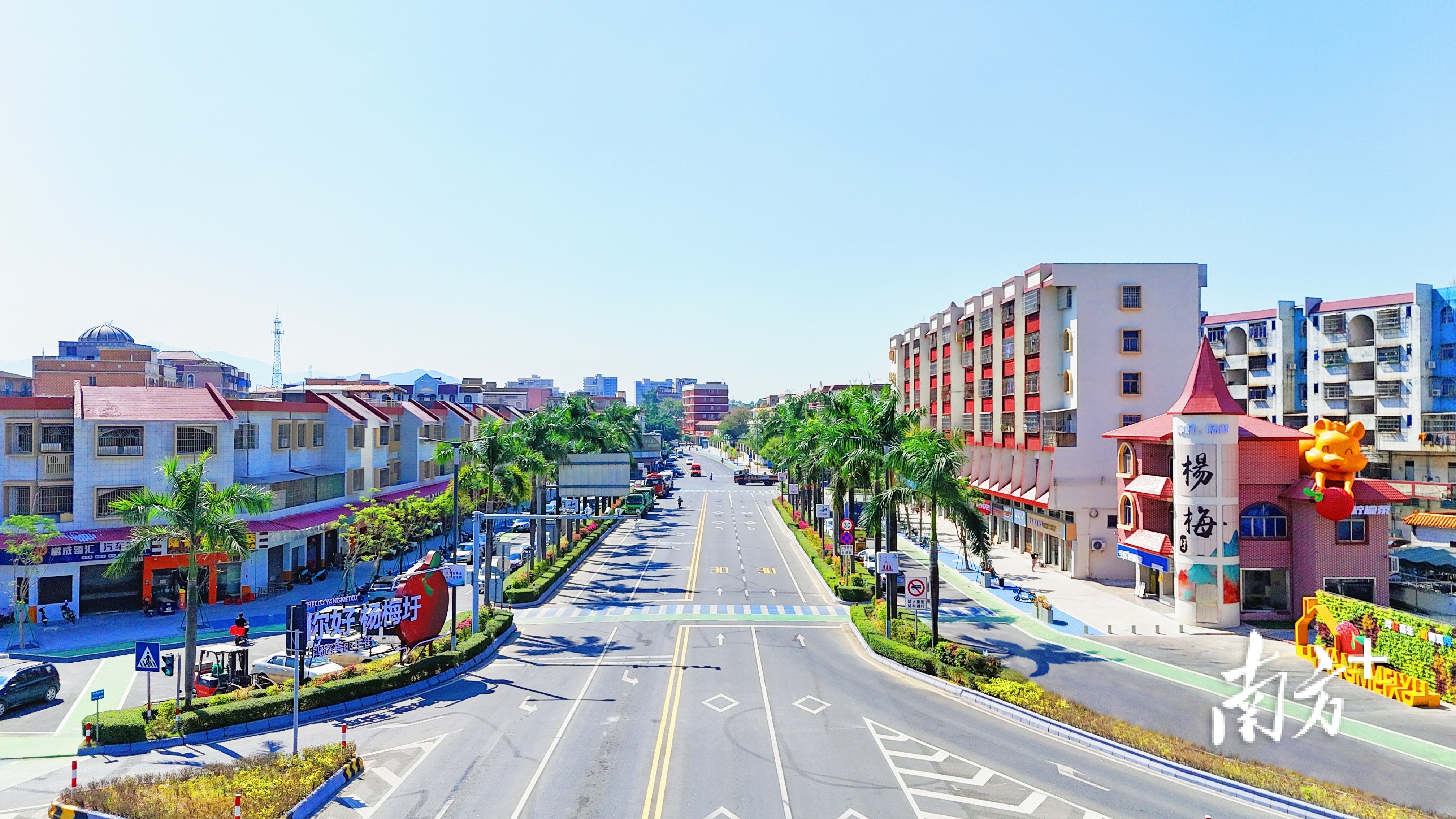 杨和镇街道色彩鲜艳。 杨和供图 杨和镇街道色彩鲜艳。 杨和供图