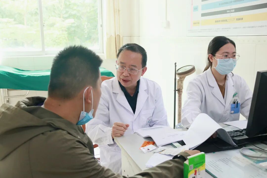 顺德区中西医结合医院突破地域限制,柔性引进10多个省级专家团队定期坐诊,聘任10名省、市名医担任顾问。 受访者 供图