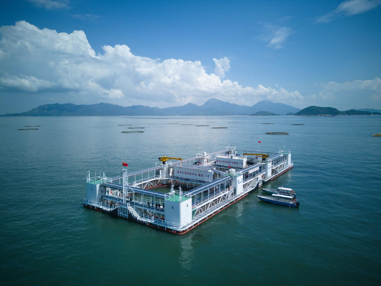 矗立在珠海万山群岛碧波之上的伶仃“格盛1号”深海养殖平台。