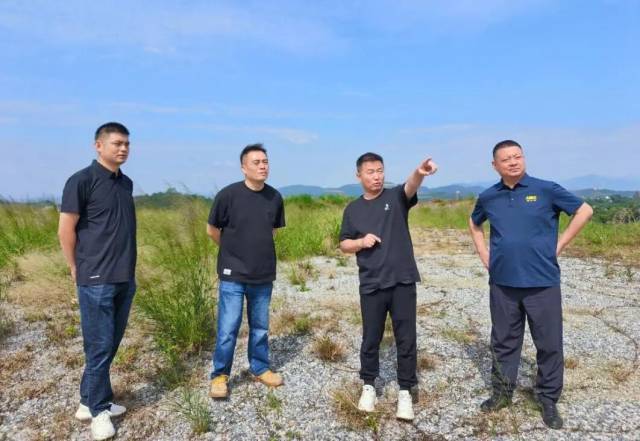 戴文建(右二)带领嘉宾前往山顶高处指向广东惠州龙门项目所在地 戴文建(右二)带领嘉宾前往山顶高处指向广东惠州龙门项目所在地