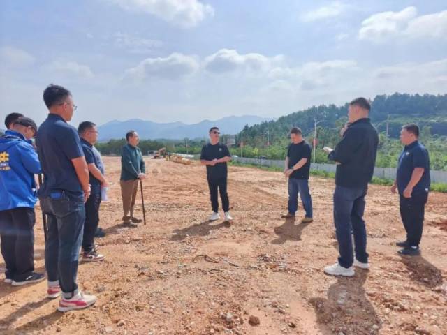 大肥牛集团董事长戴文建(图中)向来访嘉宾介绍广东惠州龙门项目动工情况 大肥牛集团董事长戴文建(图中)向来访嘉宾介绍广东惠州龙门项目动工情况