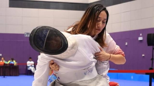 “放心打，有我扶着！”残特奥会轮椅击剑比赛中，这一幕让人暖心