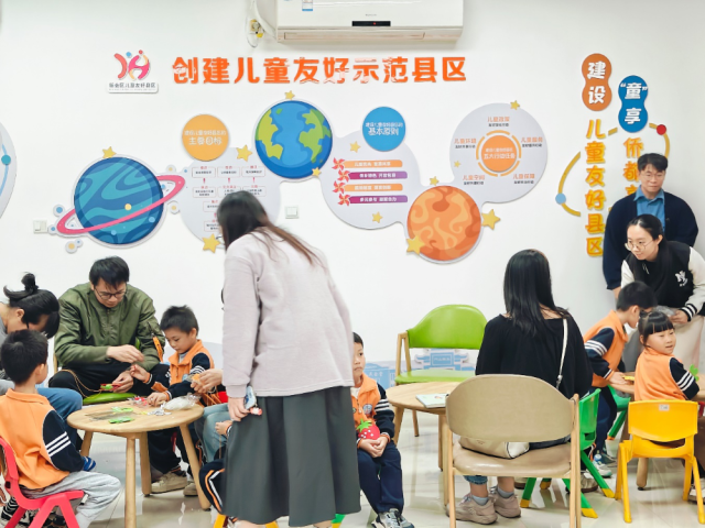 在北门社区“甜姐”巾帼志愿服务工作室玩游戏的孩童。