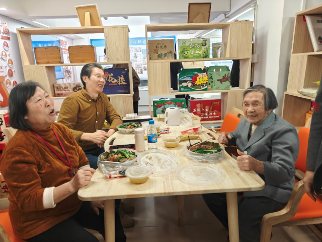 在蓬江区白沙街道象山社区的长者饭堂，老人们正在享受丰盛便捷的午餐。