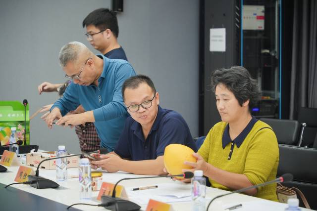 专家为参选产品打分。