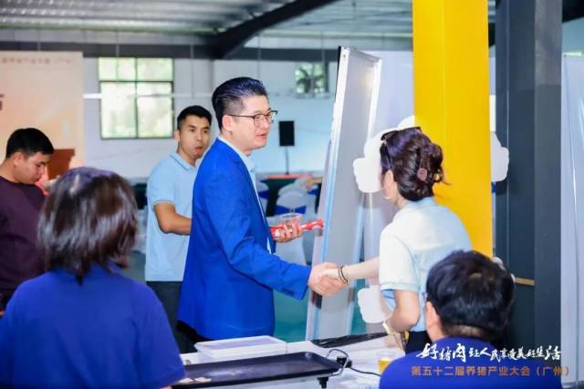 现场交流互动画面 现场交流互动画面