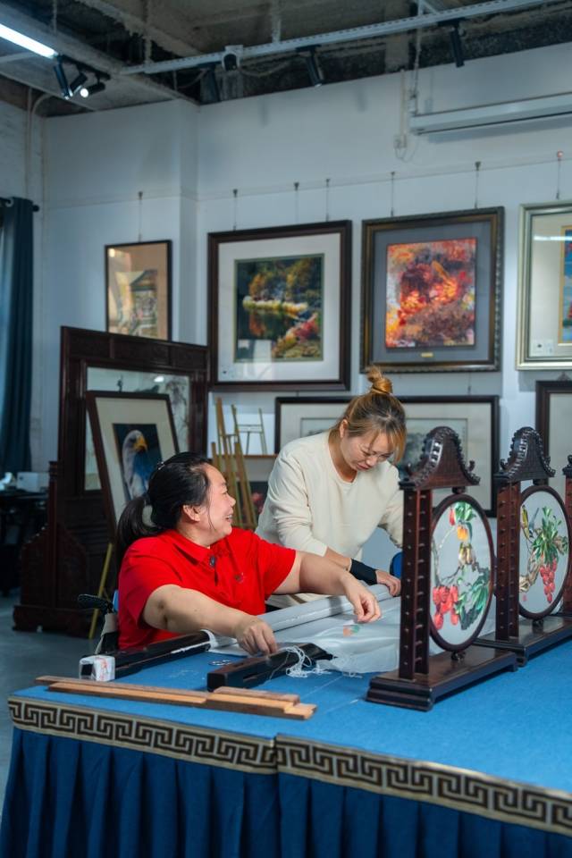 “广绣为我打开一扇新的门。”潘燕飞提到,广绣让她能和健全朋友多打交道。 “广绣为我打开一扇新的门。”潘燕飞提到,广绣让她能和健全朋友多打交道。