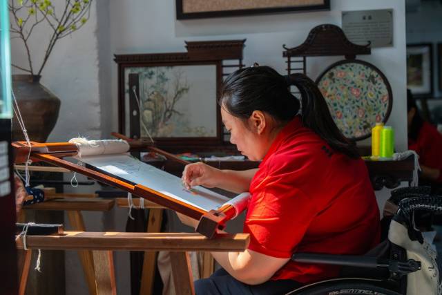 竞技体育磨炼出的韧性,被潘燕飞藏进一针一线里。 竞技体育磨炼出的韧性,被潘燕飞藏进一针一线里。