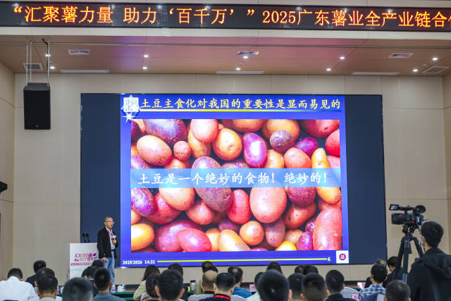 中国科学院院士吴奇受邀作主旨报告。