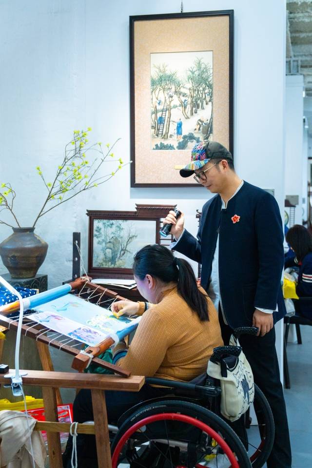 王新元正在指导潘燕飞刺绣。 王新元正在指导潘燕飞刺绣。