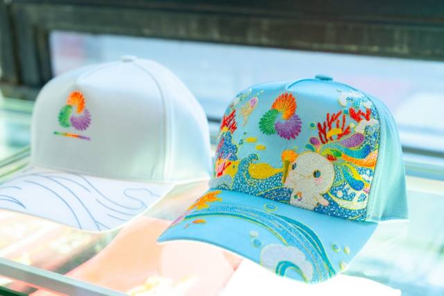 潘燕飞和全运会的缘分,续写在一顶顶广绣工艺的帽子上。 潘燕飞和全运会的缘分,续写在一顶顶广绣工艺的帽子上。