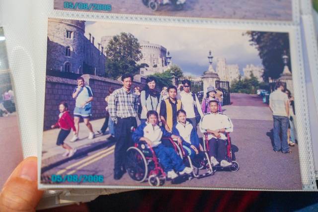 2006年,潘燕飞和其他中国队员前往英国,参加世界赛艇锦标赛残疾人项目。 2006年,潘燕飞和其他中国队员前往英国,参加世界赛艇锦标赛残疾人项目。