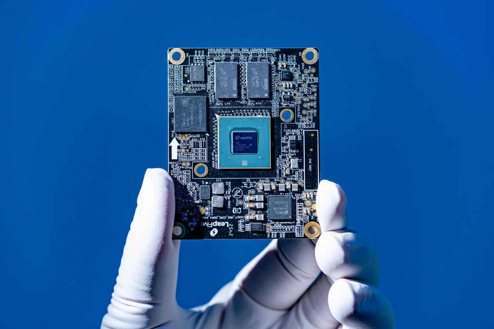 图为跃昉科技自主研发芯片。