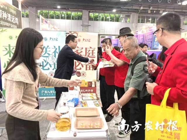 采购商以及游客在“广东三宝”展位了解品饮。 采购商以及游客在“广东三宝”展位了解品饮。