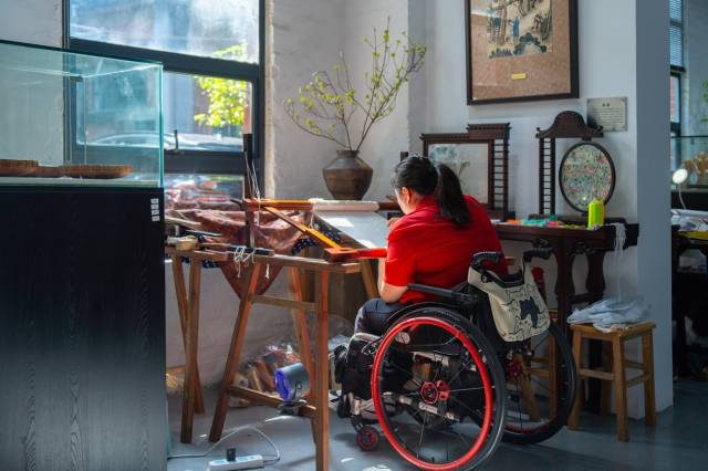 “我特别喜欢这个位置,有窗外的自然光照进来。”绣架前,是潘燕飞的一片小天地。 “我特别喜欢这个位置,有窗外的自然光照进来。”绣架前,是潘燕飞的一片小天地。