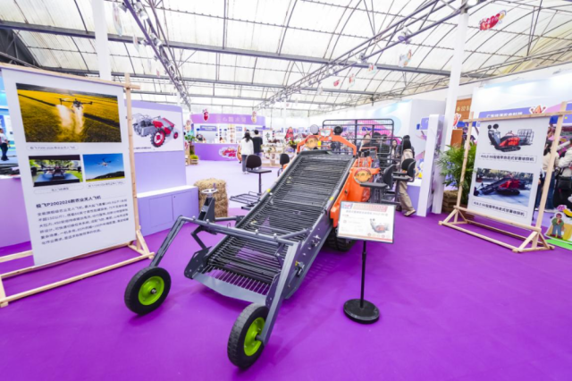 广东薯业全产业链成果展展示新产品——自走式薯类联合收获机。