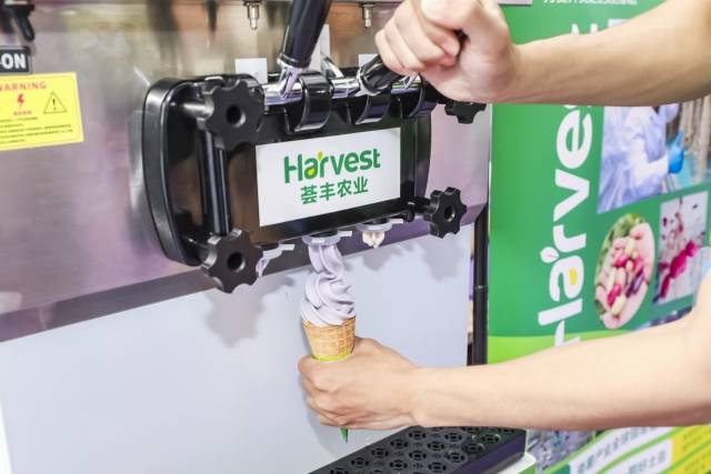 活动现场展示土豆冰淇淋等加工产品。 