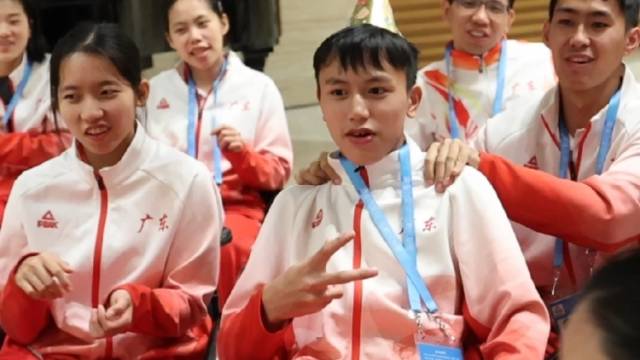“杰哥，生日快乐” 广东轮椅击剑队赛期为“最年轻金牌得主”简约庆生