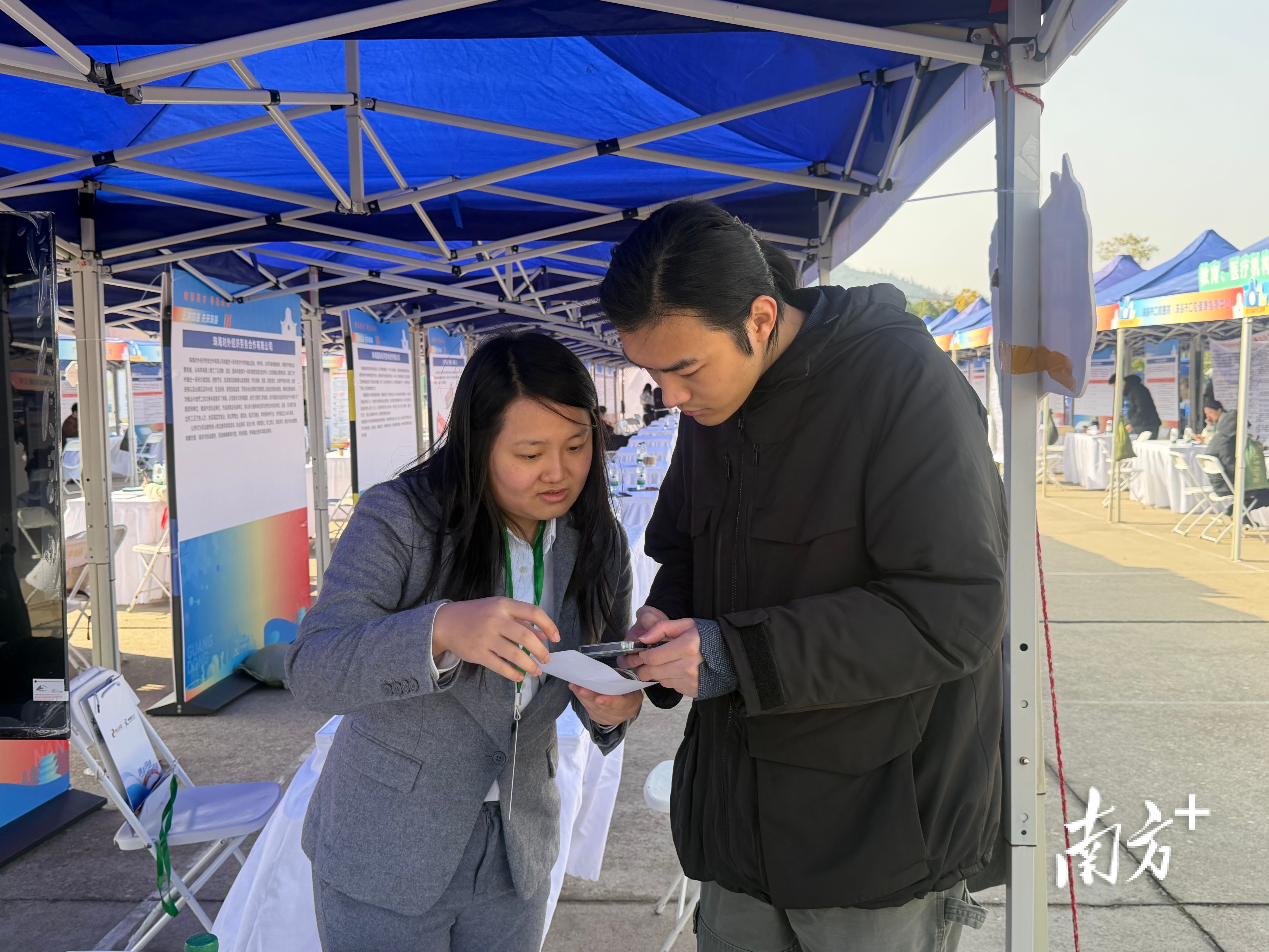  工作人员帮助张千骥完成珠海青年人才驿站入住、选房申请。  