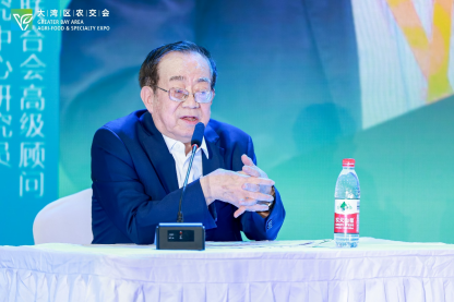  80岁高龄的刘志仁上台介绍我国农批行业发展历程。