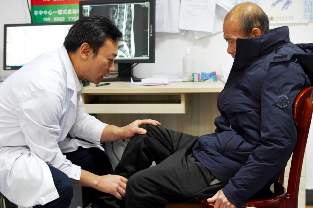 许杰为患者诊断