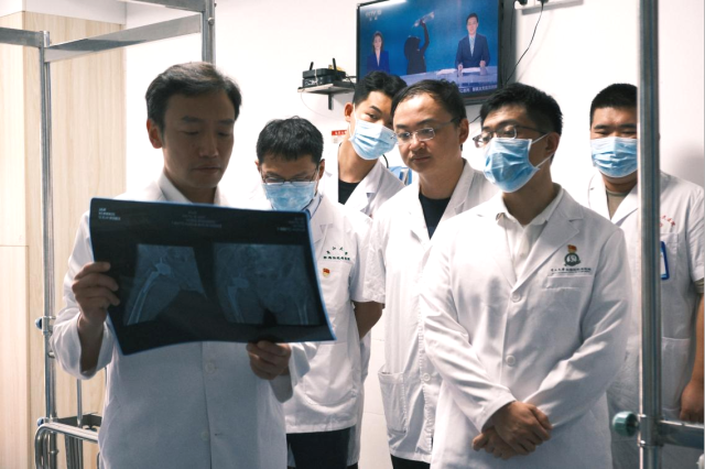 许杰教授组织科室医护人员开展病例讨论